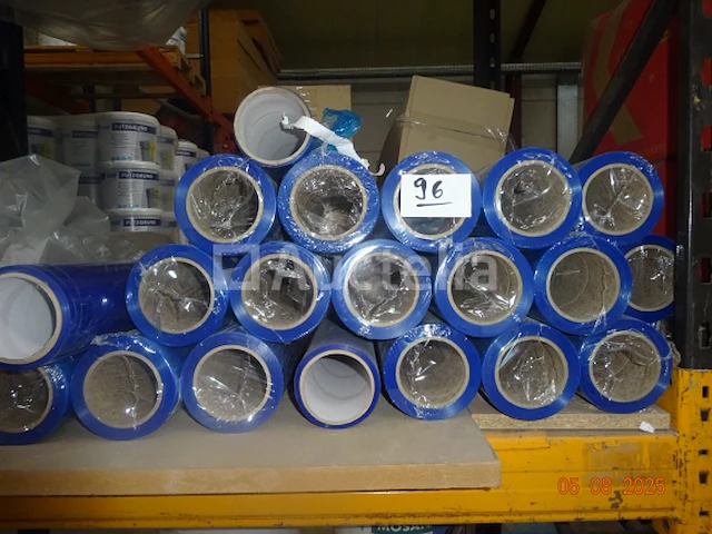 +/- 20 rollen plastic voor chassisbescherming - afbeelding 1 van  2