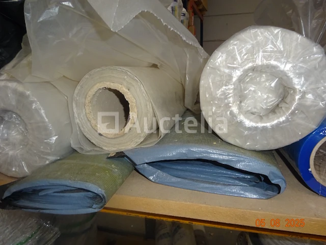 +/- 20 rollen plastic voor chassisbescherming - afbeelding 2 van  2