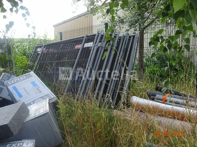 +/- 25 erras slagbomen gelegen aan de achterzijde van het gebouw - afbeelding 1 van  2