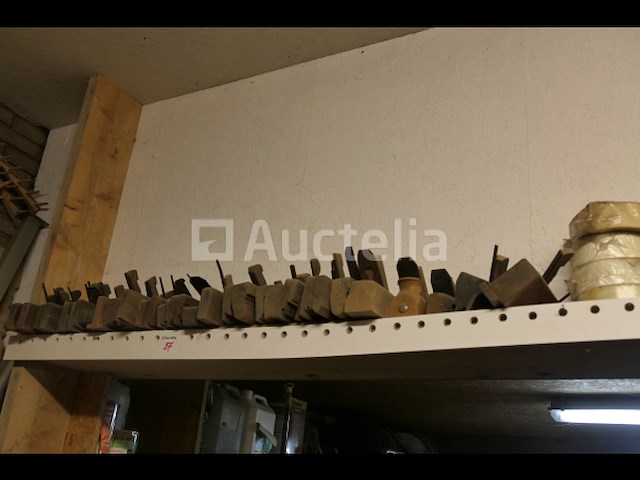 +/- 35 oude houten gereedschappen - afbeelding 1 van  6