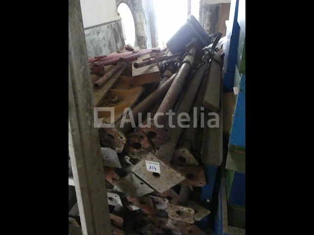 +/- 80 rekwisieten - afbeelding 2 van  3