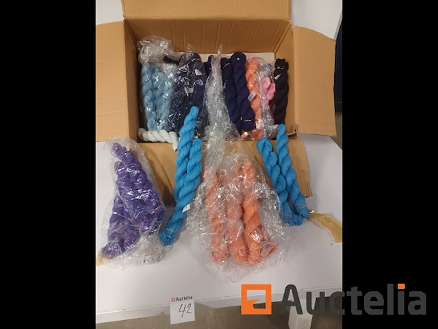 [010063-042] 30 sjaals - diverse kleuren - bijna nieuw - afbeelding 3 van  5