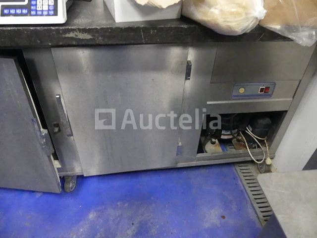 [010337-009] rvs 3-deurs gekoelde kast merk en model onleesbaar - afbeelding 5 van  8
