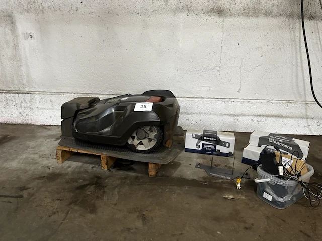 1 2de hands robot grasmaaier husqvarna automower 330x - afbeelding 1 van  14