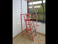 1 6-traps trapladder, op wielen, rood, hoogte 2m05 - afbeelding 1 van  1