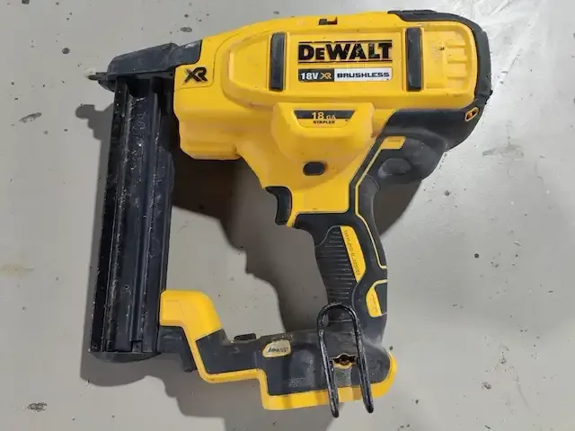 1 accu schietpistool dewalt dcn681 - afbeelding 1 van  4
