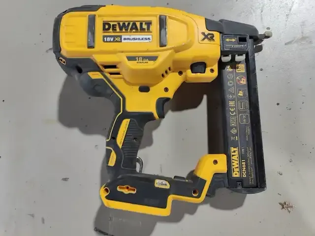 1 accu schietpistool dewalt dcn681 - afbeelding 3 van  4