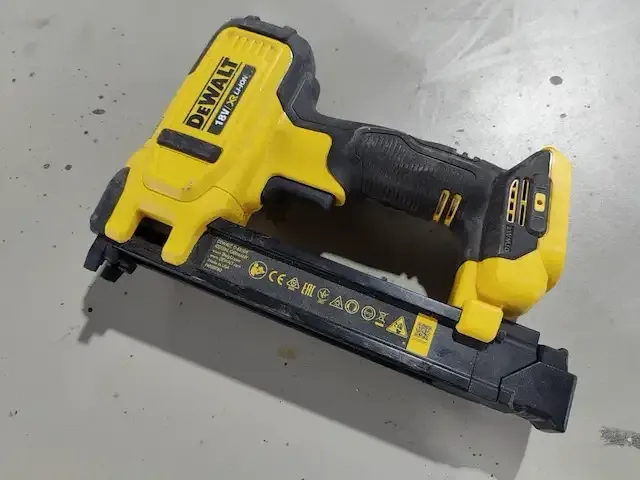 1 accu schietpistool dewalt dcn701 - afbeelding 1 van  2