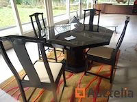 1 achthoekige tafel van zwarte kleur diam. 128cm/75cm + 6 stoelen