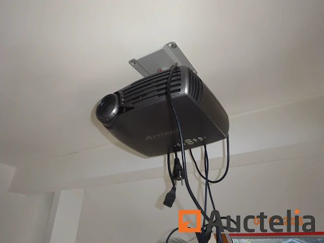 1 acpion merk overheadprojector, 2 ae merk borden hoogte 95cm, 2 ae merk borden op voethoogte 1m, 1 elektrische radiator, 1 stoel op wielen blauwe kleur, 1 scherm van 2m van merk ophollo - afbeelding 1 van  7