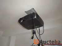 1 acpion merk overheadprojector, 2 ae merk borden hoogte 95cm, 2 ae merk borden op voethoogte 1m, 1 elektrische radiator, 1 stoel op wielen blauwe kleur, 1 scherm van 2m van merk ophollo - afbeelding 1 van  7