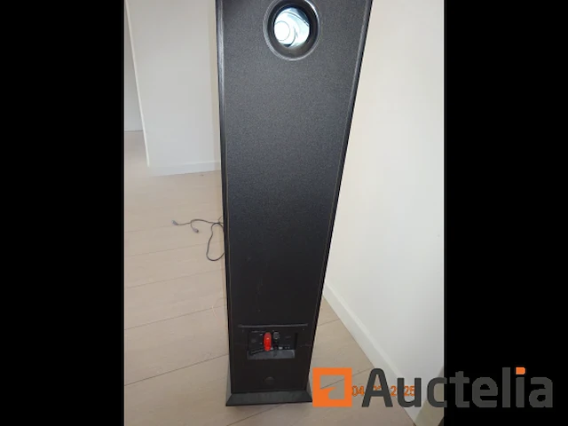 1 acpion merk overheadprojector, 2 ae merk borden hoogte 95cm, 2 ae merk borden op voethoogte 1m, 1 elektrische radiator, 1 stoel op wielen blauwe kleur, 1 scherm van 2m van merk ophollo - afbeelding 2 van  7