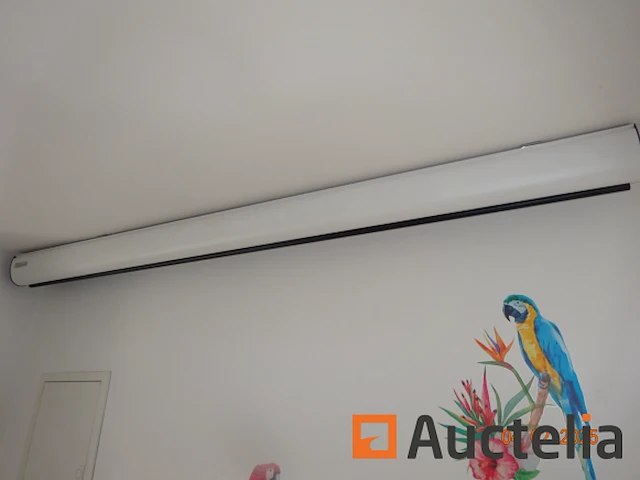 1 acpion merk overheadprojector, 2 ae merk borden hoogte 95cm, 2 ae merk borden op voethoogte 1m, 1 elektrische radiator, 1 stoel op wielen blauwe kleur, 1 scherm van 2m van merk ophollo - afbeelding 3 van  7
