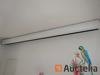 1 acpion merk overheadprojector, 2 ae merk borden hoogte 95cm, 2 ae merk borden op voethoogte 1m, 1 elektrische radiator, 1 stoel op wielen blauwe kleur, 1 scherm van 2m van merk ophollo - afbeelding 3 van  7