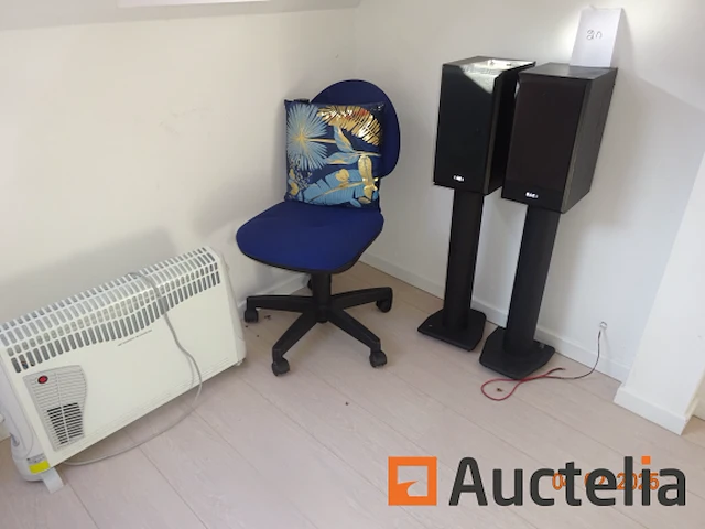 1 acpion merk overheadprojector, 2 ae merk borden hoogte 95cm, 2 ae merk borden op voethoogte 1m, 1 elektrische radiator, 1 stoel op wielen blauwe kleur, 1 scherm van 2m van merk ophollo - afbeelding 6 van  7
