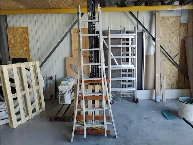 1 alu schuifladder voorzien van 2 x 8 treden - afbeelding 1 van  2