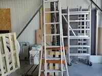 1 alu schuifladder voorzien van 2 x 8 treden - afbeelding 2 van  2