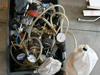 1 bak met drukmeters - afbeelding 1 van  2