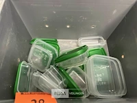 1 bak met plastiek bakjes met deksel diverse soorten - afbeelding 1 van  2