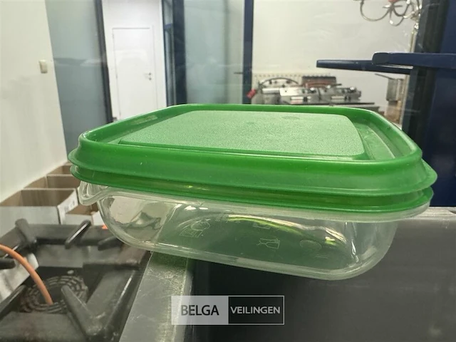 1 bak met plastiek bakjes met deksel diverse soorten - afbeelding 2 van  2