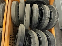 1 bak met wielen ø 25cm ± 11 stuks - afbeelding 1 van  2