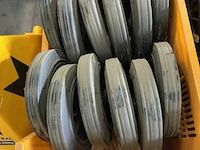 1 bak met wielen ø 25cm ± 13 stuks - afbeelding 1 van  3