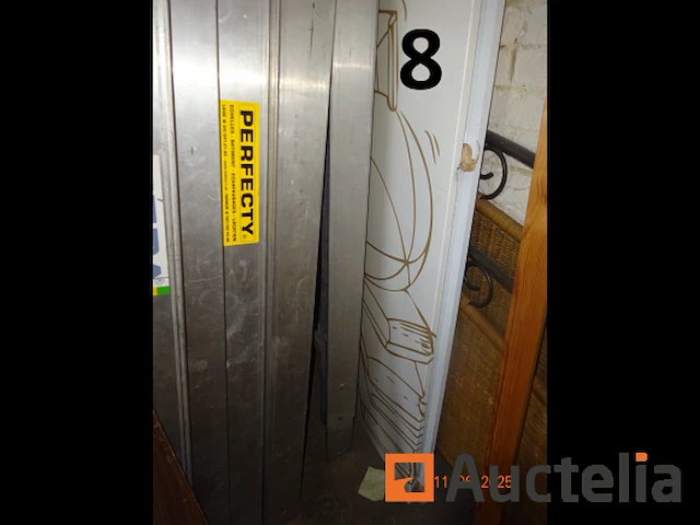 1 beige metalen kast, twee linker en rechter schuifluiken, 120/42/198 inclusief banden, wielen, jerrycans met diverse producten, metalen onderdelen, set osb-panelen rechts van de kast, 1 ladder 6 treden - afbeelding 1 van  8