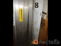 1 beige metalen kast, twee linker en rechter schuifluiken, 120/42/198 inclusief banden, wielen, jerrycans met diverse producten, metalen onderdelen, set osb-panelen rechts van de kast, 1 ladder 6 treden