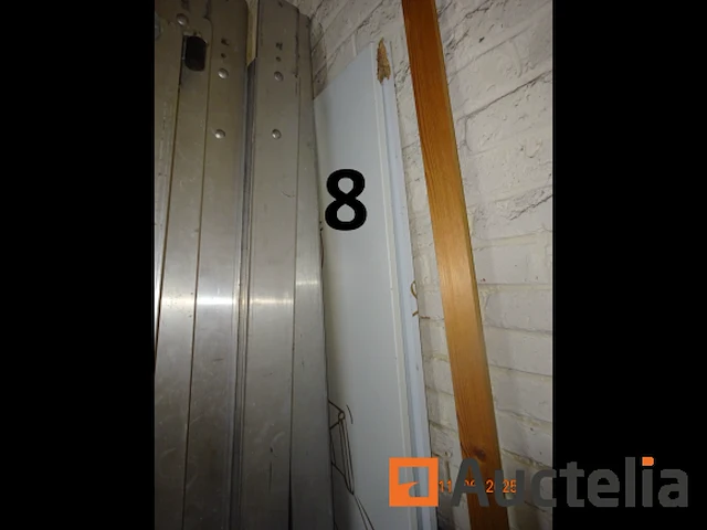 1 beige metalen kast, twee linker en rechter schuifluiken, 120/42/198 inclusief banden, wielen, jerrycans met diverse producten, metalen onderdelen, set osb-panelen rechts van de kast, 1 ladder 6 treden - afbeelding 2 van  8