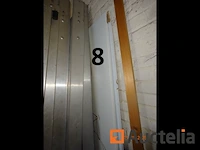 1 beige metalen kast, twee linker en rechter schuifluiken, 120/42/198 inclusief banden, wielen, jerrycans met diverse producten, metalen onderdelen, set osb-panelen rechts van de kast, 1 ladder 6 treden - afbeelding 2 van  8