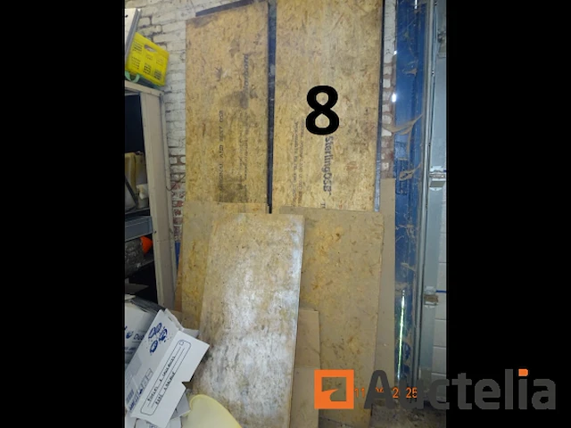 1 beige metalen kast, twee linker en rechter schuifluiken, 120/42/198 inclusief banden, wielen, jerrycans met diverse producten, metalen onderdelen, set osb-panelen rechts van de kast, 1 ladder 6 treden - afbeelding 3 van  8