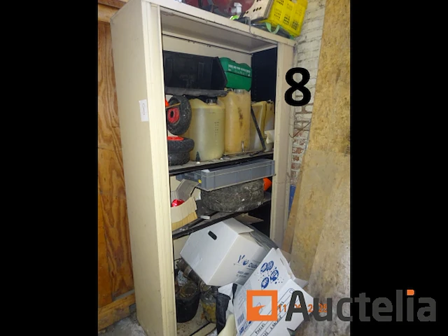 1 beige metalen kast, twee linker en rechter schuifluiken, 120/42/198 inclusief banden, wielen, jerrycans met diverse producten, metalen onderdelen, set osb-panelen rechts van de kast, 1 ladder 6 treden - afbeelding 4 van  8