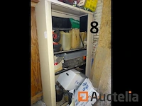 1 beige metalen kast, twee linker en rechter schuifluiken, 120/42/198 inclusief banden, wielen, jerrycans met diverse producten, metalen onderdelen, set osb-panelen rechts van de kast, 1 ladder 6 treden - afbeelding 4 van  8