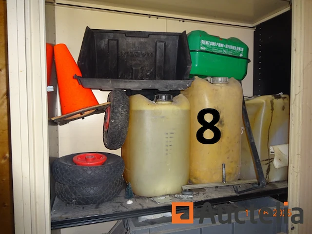 1 beige metalen kast, twee linker en rechter schuifluiken, 120/42/198 inclusief banden, wielen, jerrycans met diverse producten, metalen onderdelen, set osb-panelen rechts van de kast, 1 ladder 6 treden - afbeelding 5 van  8