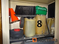 1 beige metalen kast, twee linker en rechter schuifluiken, 120/42/198 inclusief banden, wielen, jerrycans met diverse producten, metalen onderdelen, set osb-panelen rechts van de kast, 1 ladder 6 treden - afbeelding 5 van  8