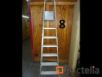 1 beige metalen kast, twee linker en rechter schuifluiken, 120/42/198 inclusief banden, wielen, jerrycans met diverse producten, metalen onderdelen, set osb-panelen rechts van de kast, 1 ladder 6 treden - afbeelding 6 van  8