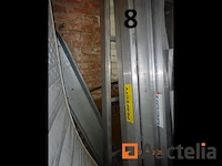 1 beige metalen kast, twee linker en rechter schuifluiken, 120/42/198 inclusief banden, wielen, jerrycans met diverse producten, metalen onderdelen, set osb-panelen rechts van de kast, 1 ladder 6 treden - afbeelding 7 van  8