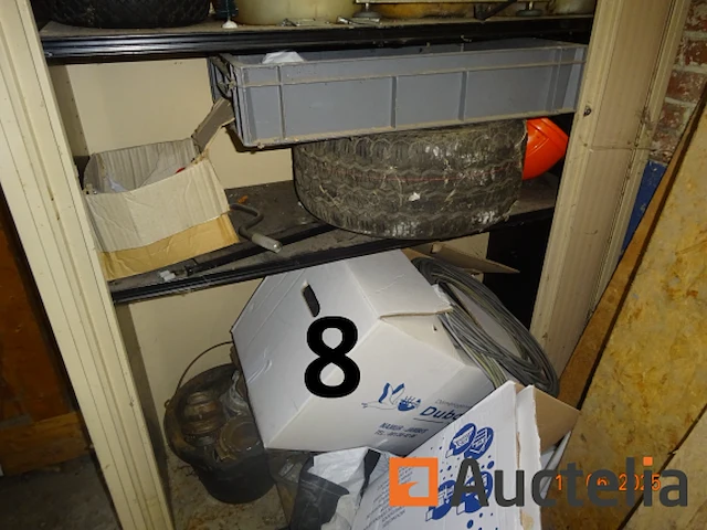 1 beige metalen kast, twee linker en rechter schuifluiken, 120/42/198 inclusief banden, wielen, jerrycans met diverse producten, metalen onderdelen, set osb-panelen rechts van de kast, 1 ladder 6 treden - afbeelding 8 van  8
