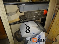 1 beige metalen kast, twee linker en rechter schuifluiken, 120/42/198 inclusief banden, wielen, jerrycans met diverse producten, metalen onderdelen, set osb-panelen rechts van de kast, 1 ladder 6 treden - afbeelding 8 van  8