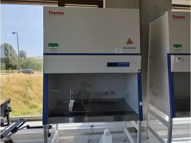 1 biologische veiligheidscabines thermo scientific msc-advantage 1.2 np:€ 8800 - afbeelding 2 van  9
