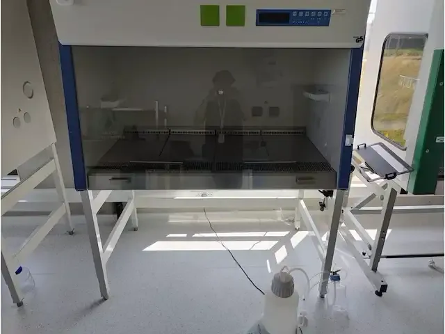 1 biologische veiligheidscabines thermo scientific msc-advantage 1.2 np:€ 8800 - afbeelding 3 van  7