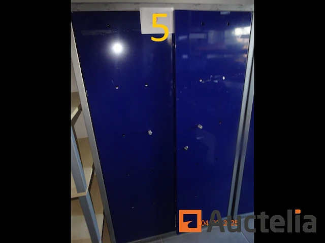 1 blauwe kleur metaal kast met twee deuren 90/45/150 - afbeelding 1 van  1