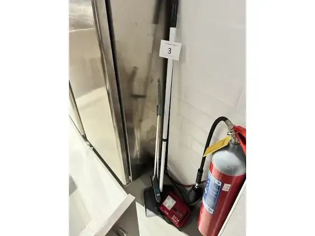1 borstel en ehbo kit - afbeelding 1 van  2