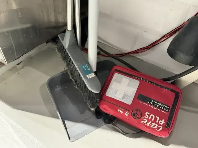 1 borstel en ehbo kit - afbeelding 2 van  2