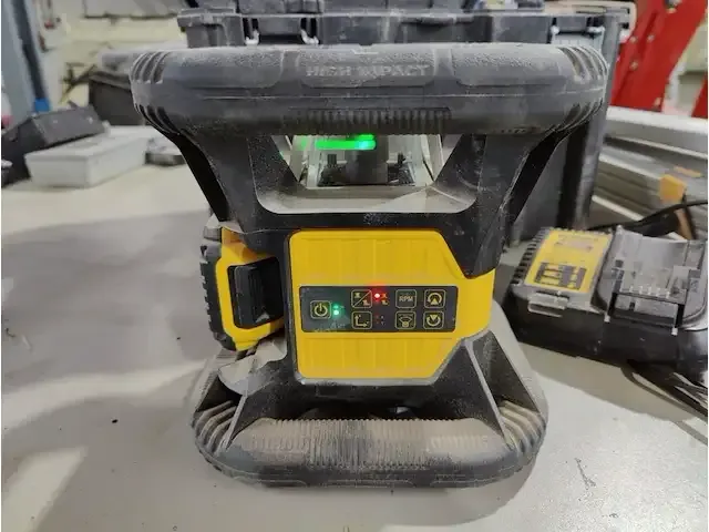 1 bouwlaser dewalt dce079g - afbeelding 2 van  6