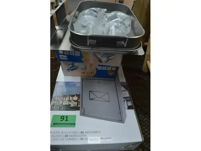 1 brievenbus perel 26x8x36 - 2 dozen met lavabokraan + sloten + divers - afbeelding 1 van  3
