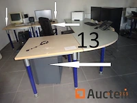 1 bureautafel met terugkeer zo. 2m70 retour van 80cm, 2 bijpassende tafels met de bureautafel, blauw chromen poten, 1 metaal kast drie lades, 1 stuur stoel - afbeelding 1 van  1