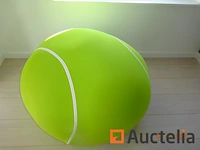 1 bureautafel wit lang. 1m50/64cm/73cm + de glijdende rechterzijde, 1 groene poef die een tennisbal voorstelt en een witte kleur wand rek - afbeelding 1 van  3