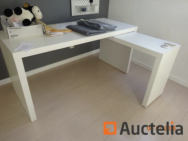 1 bureautafel wit lang. 1m50/64cm/73cm + de glijdende rechterzijde, 1 groene poef die een tennisbal voorstelt en een witte kleur wand rek - afbeelding 2 van  3