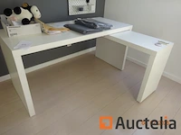 1 bureautafel wit lang. 1m50/64cm/73cm + de glijdende rechterzijde, 1 groene poef die een tennisbal voorstelt en een witte kleur wand rek - afbeelding 2 van  3